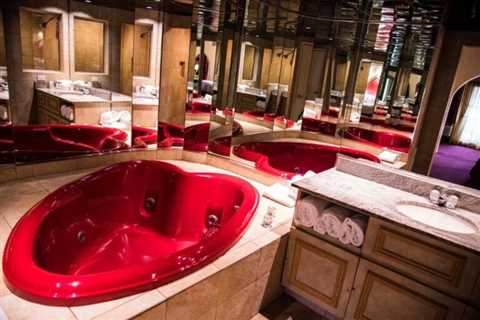 Poconos Hotel With Jacuzzi in Room - travelnowsmart.com