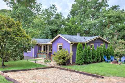 The Grape Escape Collection - 4 Bedroom House for 8 Guests in Asheville, NC