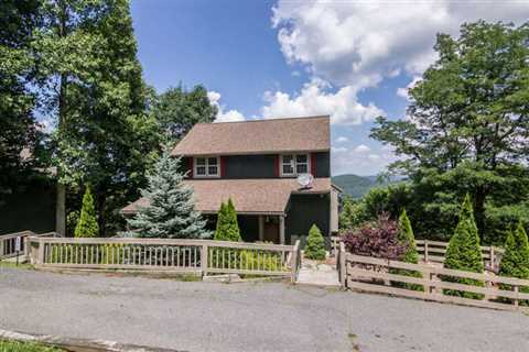 Antlers Lodge - Beautiful 3 Bedroom House in Appalachian Ski Mountain, NC - Accommodates 8 Guests