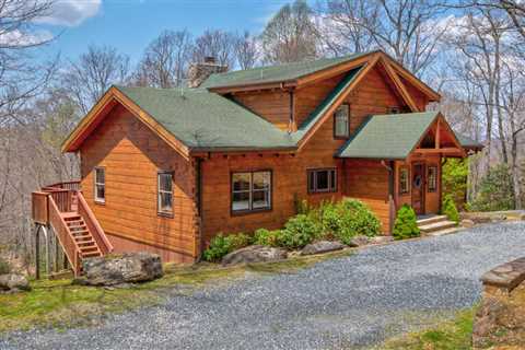 Boles Lodge - Log Cabin Rental in Blowing Rock, NC for 10 Guests with 5 Bedrooms